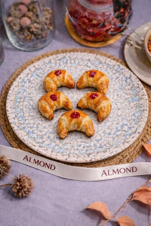 Çiyələkli mini kruassan